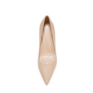 Vista superior profesional de elegantes zapatos de tacón de aguja color nude en punta