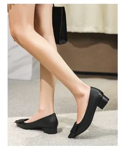 Vue latérale des escarpins noirs à bouts pointus et talons carrés avec nœud.