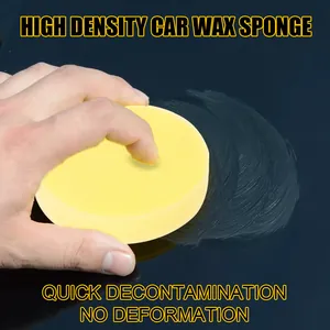 Detailansicht der Wirksamkeit eines gelben Autowachsschwamms auf dunklem Autolack.