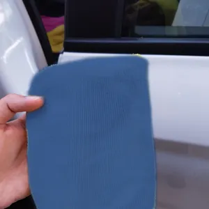 Blaue Mikrofaser-Reinigungstücher für streifenfreies Abwischen eines weißen Fahrzeugs