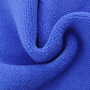 Makroansicht eines blauen Mikrofasertuchs, das die weiche Textur und Saugfähigkeit zeigt
