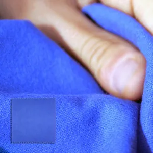 Detailansicht der weichen blauen Mikrofaserausführung des saugfähigen Reinigungstuchs