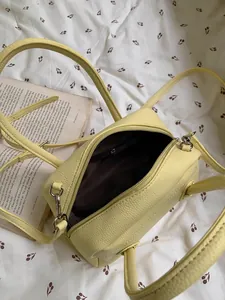Dettaglio dell'interno di una borsa a cuscino in pelle martellata giallo pallido