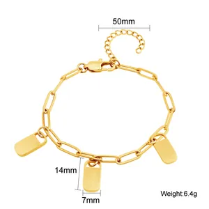 Gros plan montrant les dimensions du bracelet à breloques en acier doré à l'or 18K