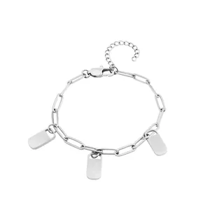 Vue détaillée d'un bracelet en chaîne trombone en acier avec trois plaques rectangulaires