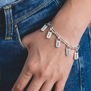 Détail d'un bracelet personnalisé en acier inoxydable avec des étiquettes gravées