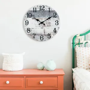 Horloge murale de style bois rustique suspendue dans une chambre au-dessus d'une commode
