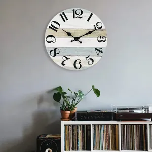 Gros plan d'une horloge murale rustique style plage avec chiffres arabes dans un salon moderne