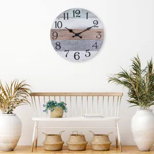 Horloge murale silencieuse style plage avec motifs bois colorés dans un salon moderne