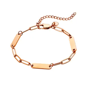 Vue détaillée du bracelet gourmette en acier rose doré avec plaques à graver DIY.