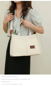 Vista detallada del bolso tote de lona crema con múltiples bolsillos y elegante correa ancha