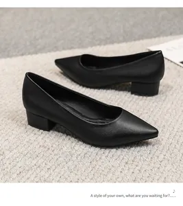 Vue détaillée des escarpins professionnels noirs à bout pointu et petits talons