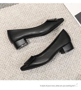 Vue détaillée de chaussures noires à bout pointu élégantes avec petit talon bloc