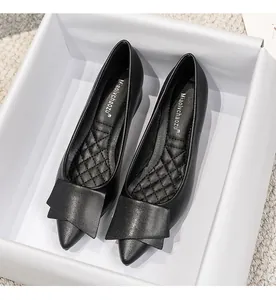Gros plan de chaussures de travail noires à bout pointu avec détail nœud en boîte
