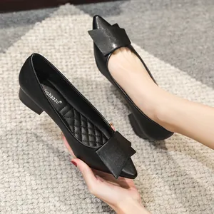 Chaussures de travail professionnelles noires à bout pointu avec un nœud carré décoratif