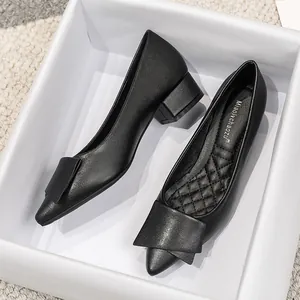 Escarpins noirs pointus avec talon carré et détail de boucle pour le travail.
