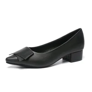 Escarpins noirs élégants à bout pointu et petit talon bloc pour tenue de travail femme