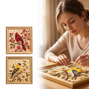 Detalle de una mujer creando un kit de arte DIY de perlas con temática de aves usando herramientas