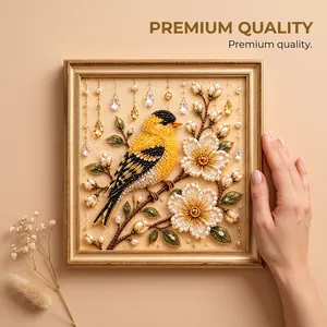 Vista detallada del arte de perlas DIY acabado con pájaro y flores en marco dorado