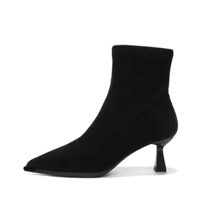 Eleganter schwarzer spitzer Stretch-Stiefelette mit feinem Pfennigabsatz und schlanker Silhouette.