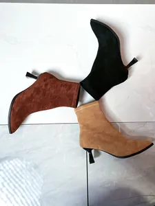 Draufsicht auf stilvolle spitze Stretch-Stiefeletten in Schwarz, Braun und Tan