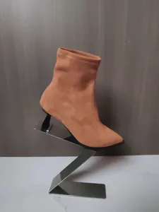 Seitenansicht der beigen Stretch-Stiefelette mit spitzer Kappe und Pfennigabsatz