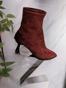 Elegante burgunderrote elastische Stiefeletten für Damen mit spitzer Zehenpartie