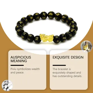 Detaillierte Ansicht des Pixiu-Armbands mit schwarzen Perlen und goldenen Schriftzeichen.