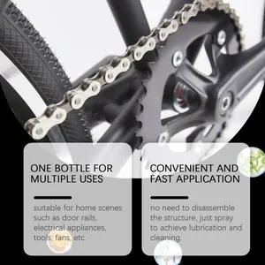Gros plan d'une chaîne de vélo traitée avec une huile lubrifiante et nettoyante polyvalente