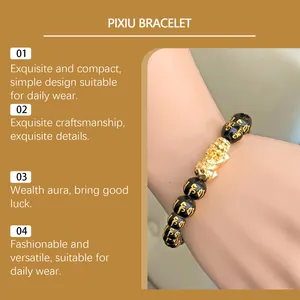Nahaufnahme eines stilvollen Pixiu-Armbands mit schwarzen Perlen und Goldakzenten