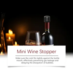Premium zwarte mini wijnstopper op een fles in een gezellige warme kaarslicht sfeer