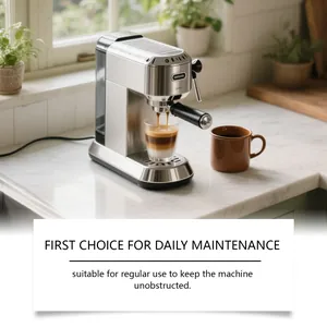 Gros plan d'une machine à expresso pour l'entretien quotidien en cuisine lumineuse