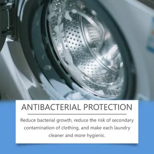 Primo piano del cestello della lavatrice con schiuma detergente per protezione antibatterica