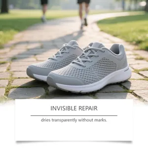 Chaussures de course grises avec effet de réparation invisible sur chemin de pierre