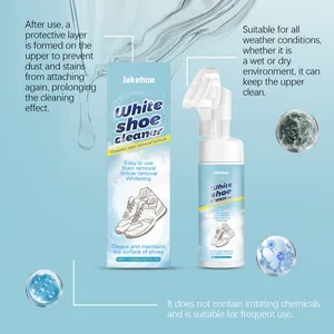 Détail de la mousse nettoyante pour chaussures blanches avec couche protectrice