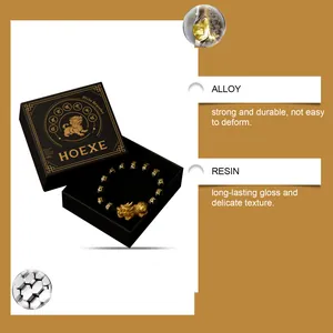 HOEXE Pixiu Armband mit schwarzen Perlen und Gold-Charm in Geschenkbox, Legierung und Harz.