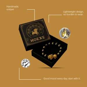 Detailansicht des goldenen HOEXE Pixiu Armbands in einer hochwertigen schwarzen Box.