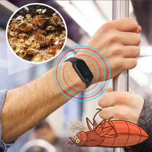 Ultrasone ongediertebestrijdende armband gedragen om pols in het openbaar vervoer.