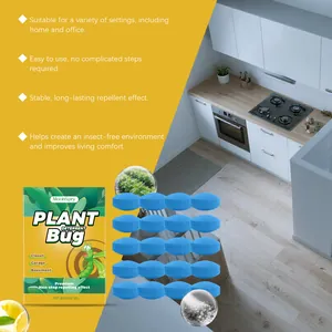 Detailopname van blauwe plantaardige insectenwerende ballen met verpakking in keuken.