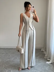 Completo da donna con gilet senza maniche e pantaloni larghi con profili neri a contrasto