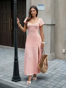 Vue extérieure d'une robe de vacances rose en jacquard avec col carré et fente latérale