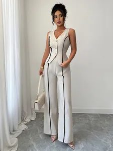 Elegante completo a due pezzi gilet beige senza maniche e pantaloni larghi con bordi neri.