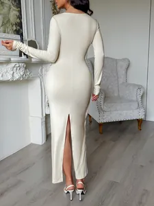 Robe maxi moulante élégante à manches longues beige avec fente au dos pour femme