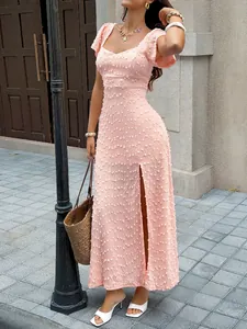 Vue d'une robe midi rose en jacquard avec fente latérale et manches courtes style vacances