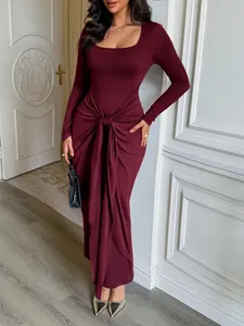 Détail d'une élégante robe longue moulante bordeaux à manches longues avec nœud à la taille