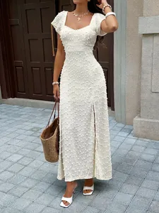 Détail de la robe longue jacquard à manches courtes blanche avec fente pour l'été
