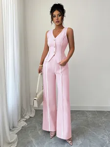 Vista dettagliata di un completo rosa con gilet senza maniche e pantaloni larghi