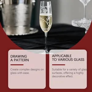 Eine Detailansicht eines geätzten Weinmusters auf einer Sektflöte zeigt die Glasätzkunst