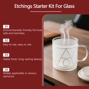 Detailansicht einer matten geometrischen Ätzung auf einer Glastasse aus dem Glasätz-Set