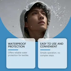 Modelo masculino con chaqueta impermeable con capucha y gotas de agua